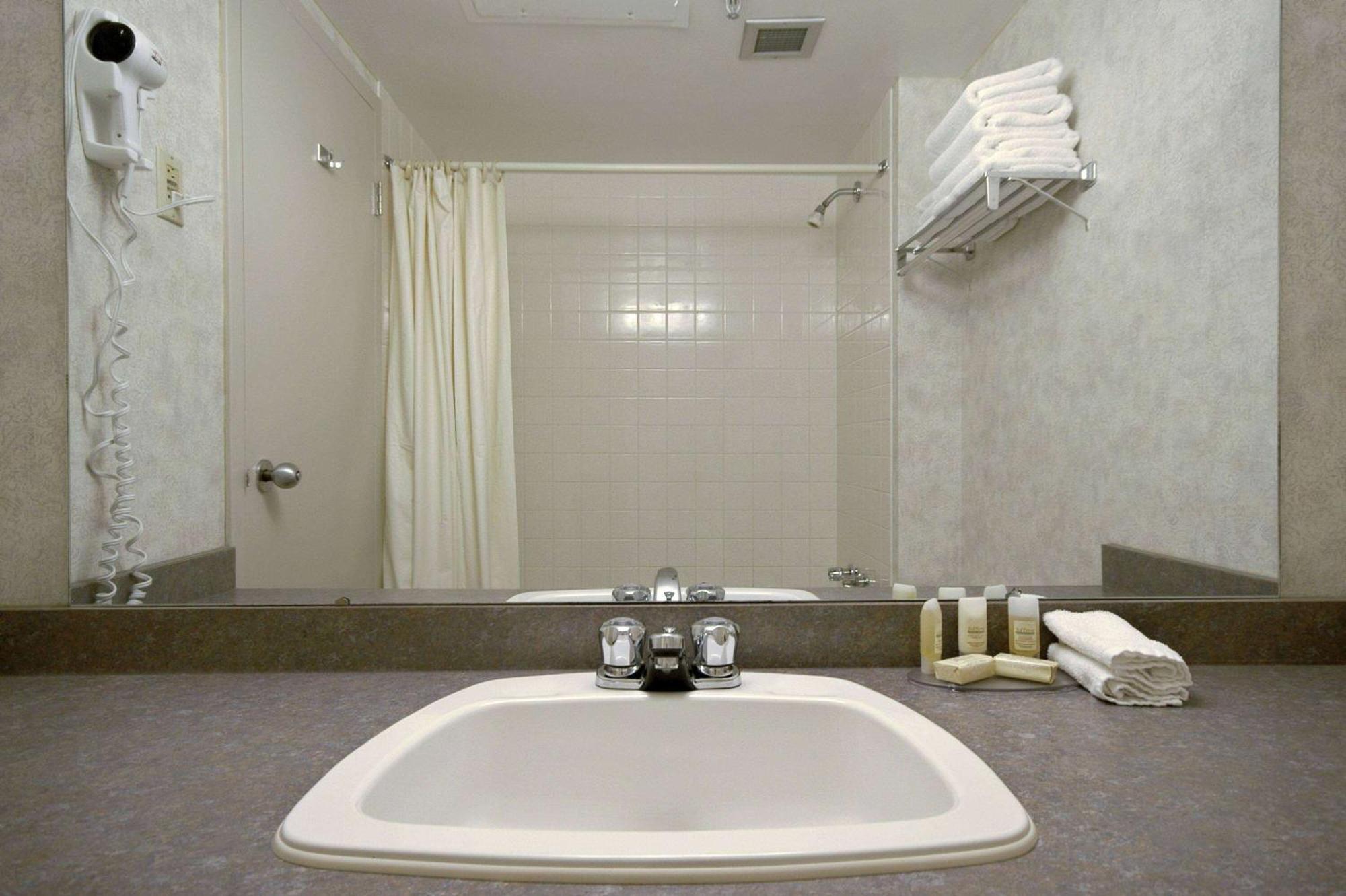 Howard Johnson By Wyndham Portage La Prairie Εξωτερικό φωτογραφία