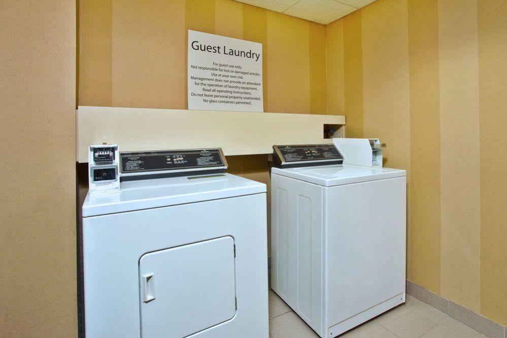 Howard Johnson By Wyndham Portage La Prairie Εξωτερικό φωτογραφία