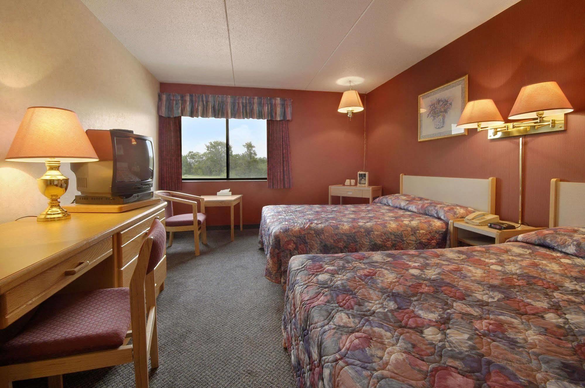 Howard Johnson By Wyndham Portage La Prairie Εξωτερικό φωτογραφία